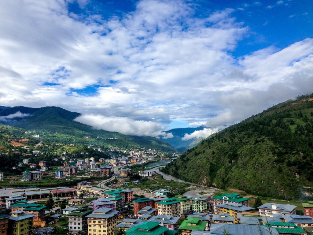 Backpacking in Bhutan - Stadt mit traditioneller Architektur